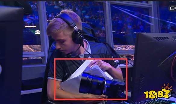 右脚球员盯 右脚球员盯